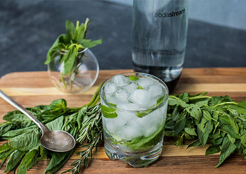 Sprudelwasser mit Kräutern Cocktail Rezept